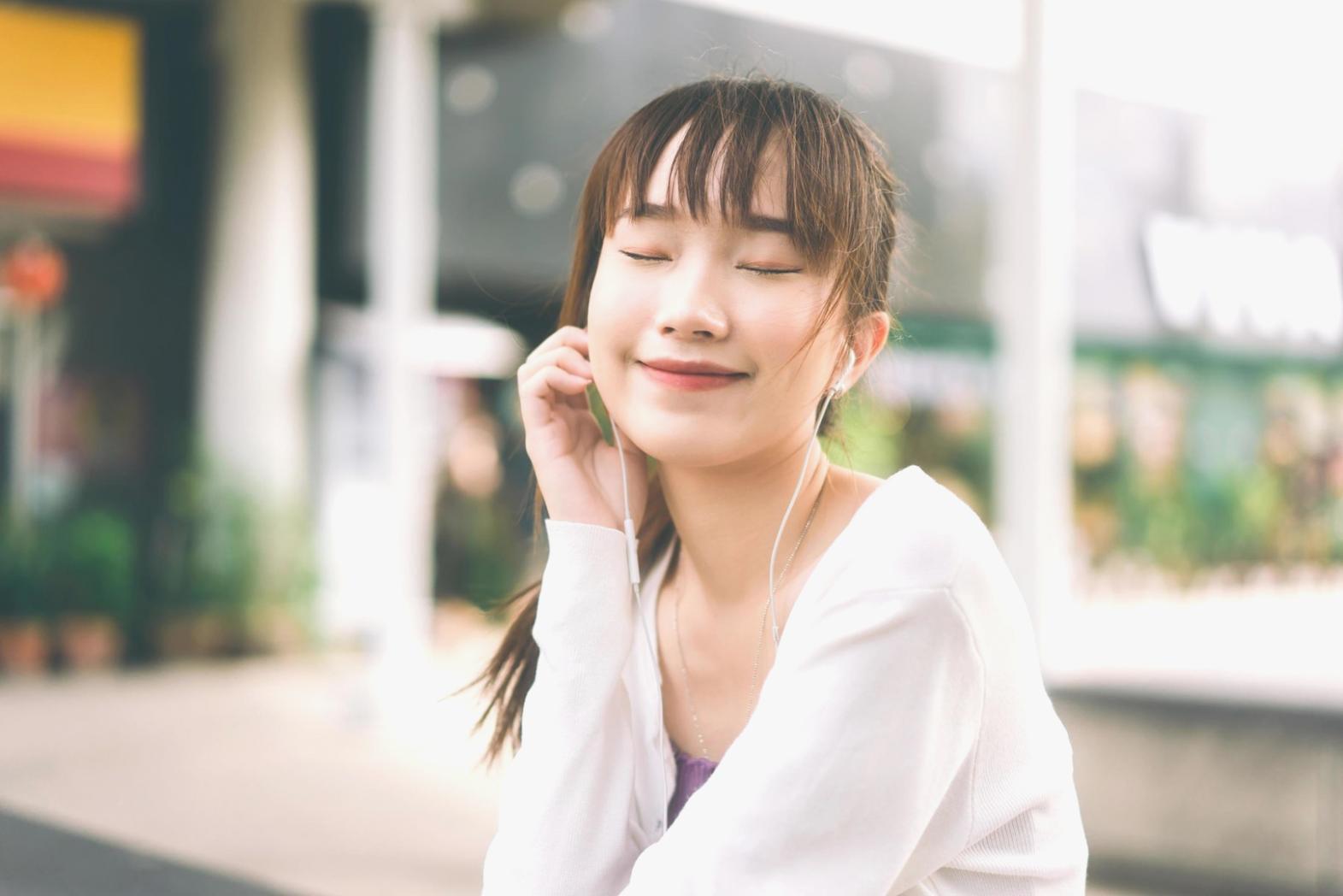 Organisierte Finanzunterlagen und Planungsmaterialien auf einem Schreibtisch